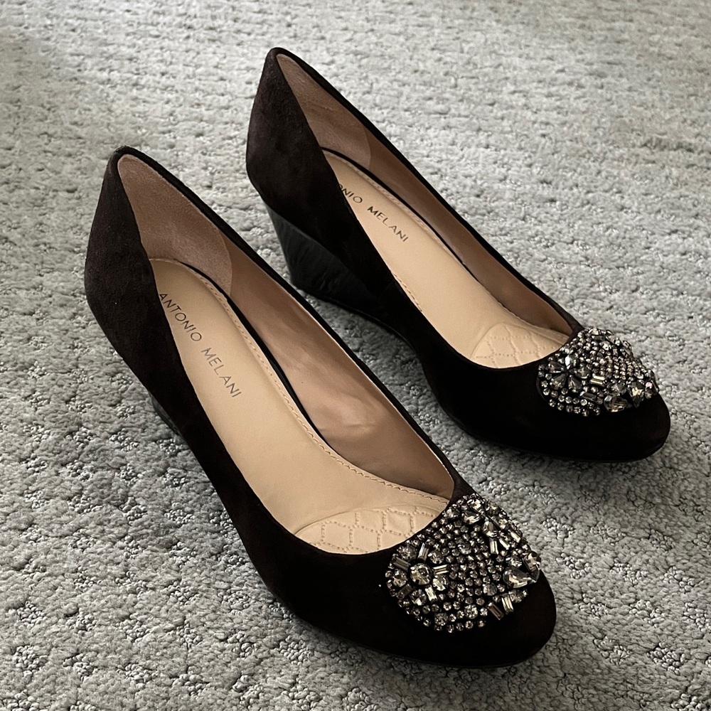 NWOT Antonio Melani Suede Wedges